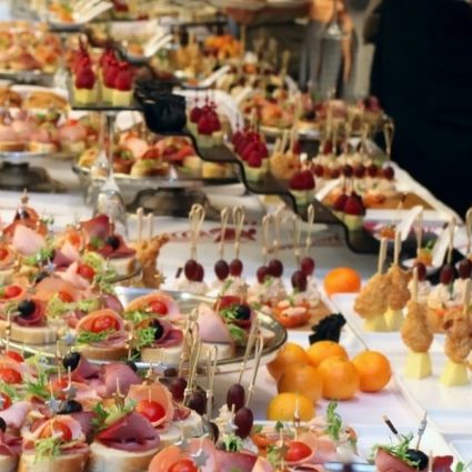 Buffet de réception avec verrines, bouchées et brochettes de fruits